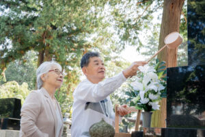 お墓掃除は自分でやるべき??