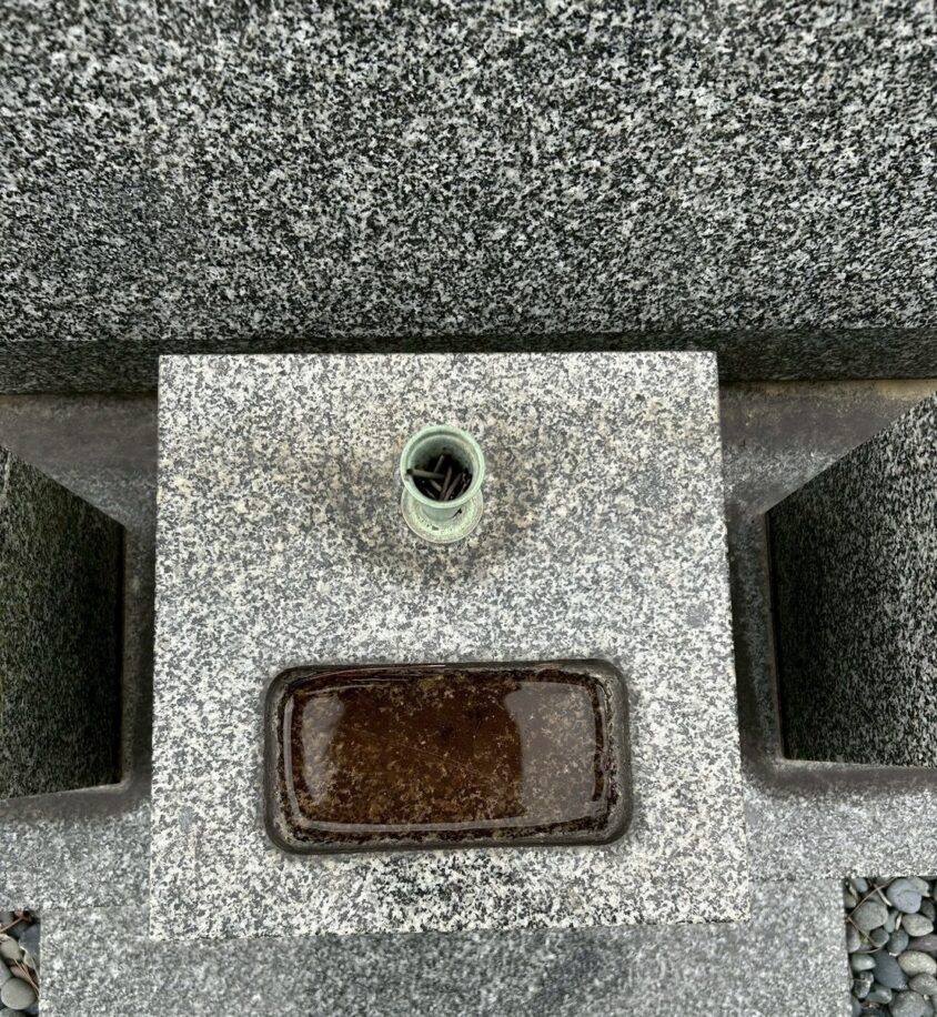 お墓掃除前の軽い汚れの状態