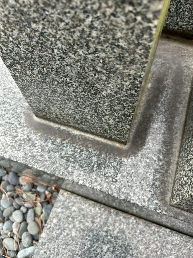 黒ずみが付着した墓石